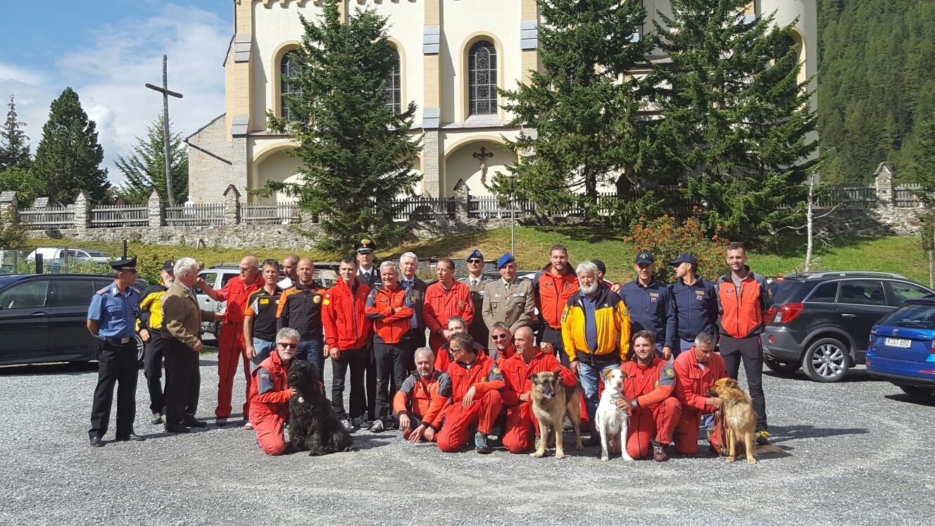 Foto di gruppo durante il raduno con il personale della scuola cani da valanga e del 4 Altair
